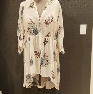 TORRID LEXIE - HI-LO BABYDOLL White w/ Blue Floral CHIFFON TUNIC TOP Size 2